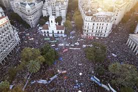Vídeo: Centenas de milhares protestam em Buenos Aires contra Milei em defesa das universidades