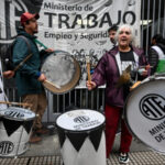 Protestos massivos na Argentina contra demissões em massa promovidas pelo governo neofascista de Milei