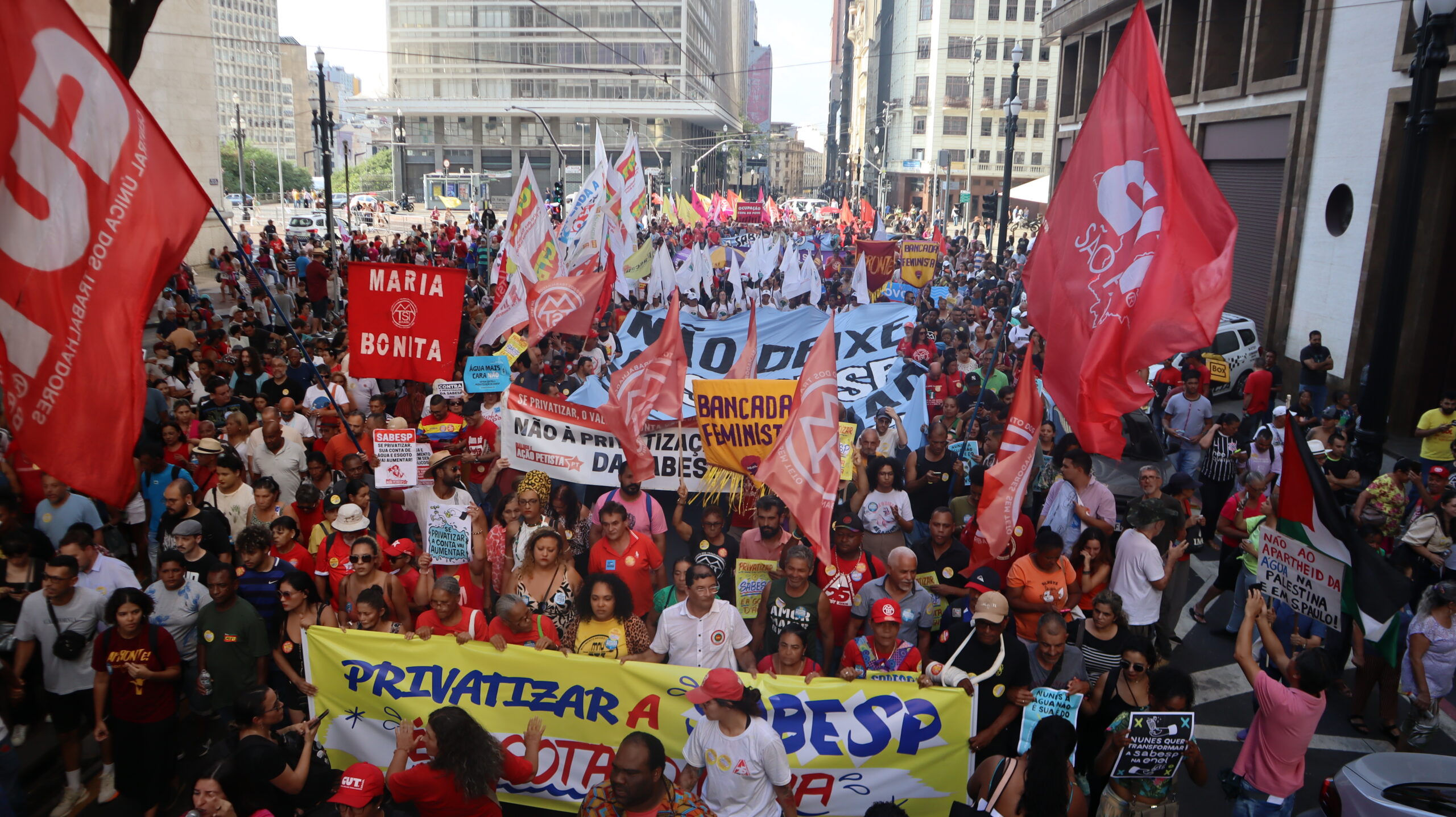 População marcha contra a privatização e reúne 5 mil em defesa da Sabesp