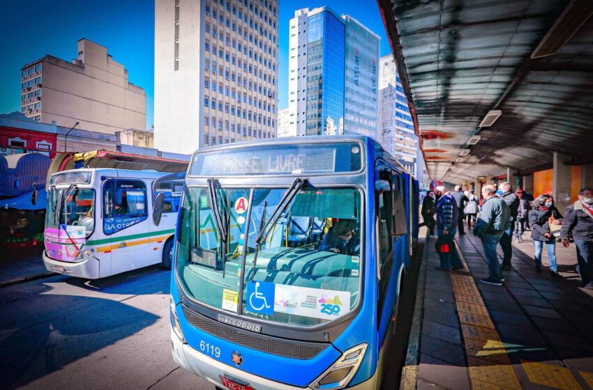 Centrais Sindicais realizam ato no 1º de maio e pedem passe livre nos ônibus de Porto Alegre – RS