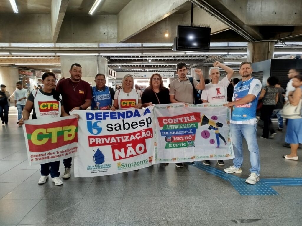 Em panfletagem, Sintaema e Metroviários denunciam os autores da privatização da Sabesp