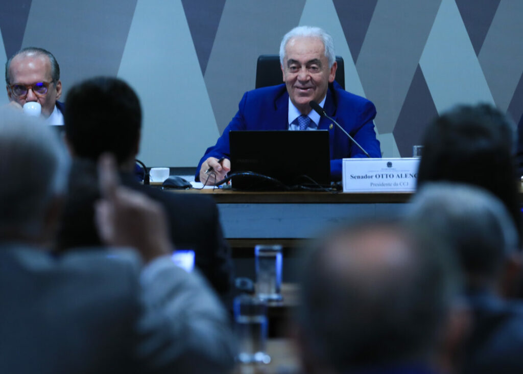 Após protestos nas ruas, CCJ do Senado enterra PEC da Blindagem com rejeição unânime