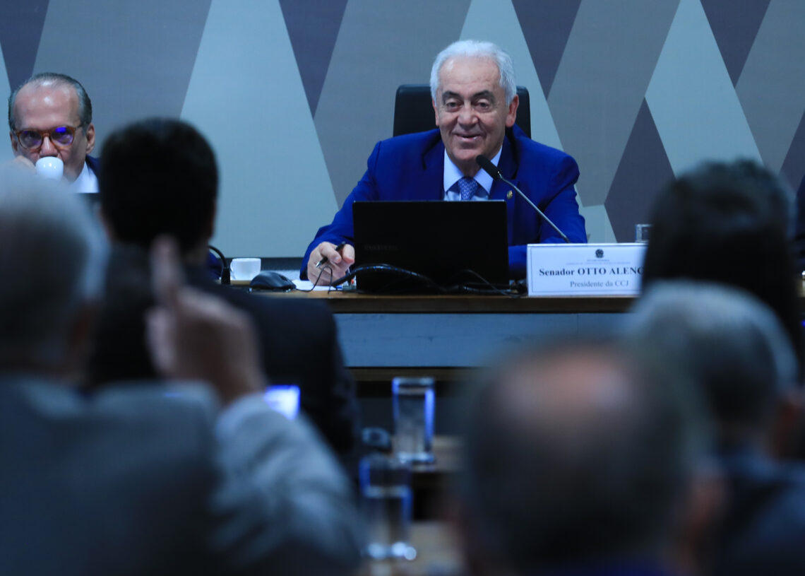 Após protestos nas ruas, CCJ do Senado enterra PEC da Blindagem com rejeição unânime