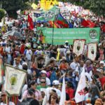 Belém reúne 70 mil em marcha pelo clima durante a COP30