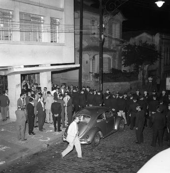 São Paulo (SP) – 13/12/1961 – Greves – SP – Greve deflagrada pelos sindicatos de metalúrgicos e têxteis para lutar pelo décimo terceiro salário (13º salário) – Cerco policial ao sindicato dos metalúrgicos de São Paulo – Foto Arquivo / Agência O Globo – Neg: 26844