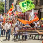 Ato contra a escala 6×1 reúne centrais sindicais e movimentos sociais na Esquina Democrática, em Porto Alegre