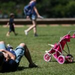 Licença-paternidade de até 20 dias é aprovada no Senado