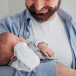 Governo sanciona lei que amplia licença-paternidade para 20 dias e cria salário-paternidade