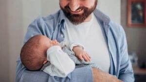 Governo sanciona lei que amplia licença-paternidade para 20 dias e cria salário-paternidade