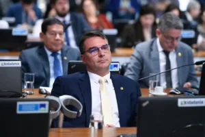 Flávio Bolsonaro é investigado no STF por suspeitas de corrupção e lavagem de dinheiro em financiamento de ‘Dark Horse’ negociado com Vorcaro